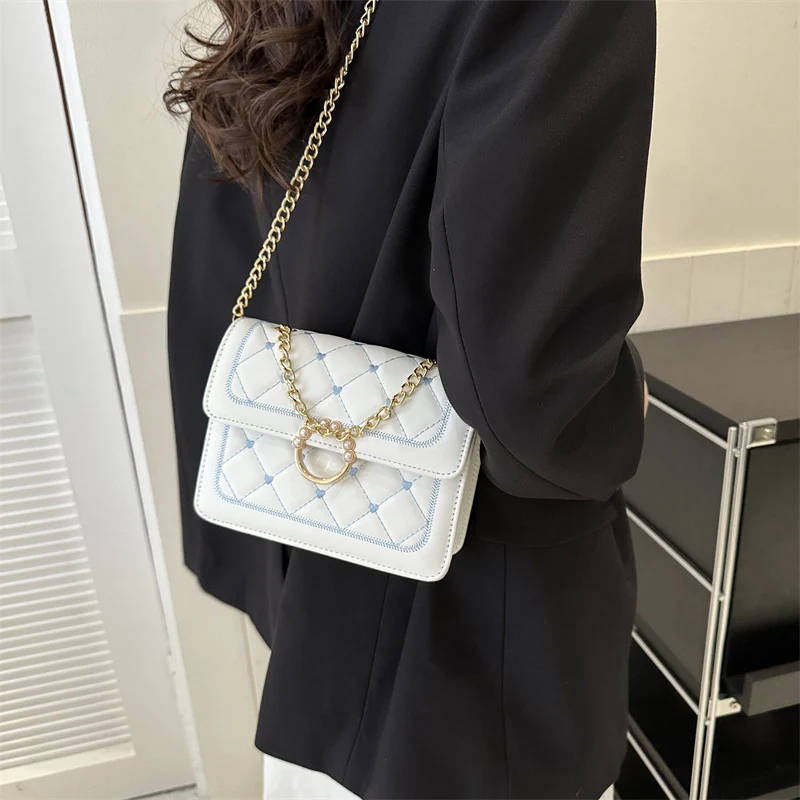 Elegante gesteppte Handtasche mit Ketten-Detail