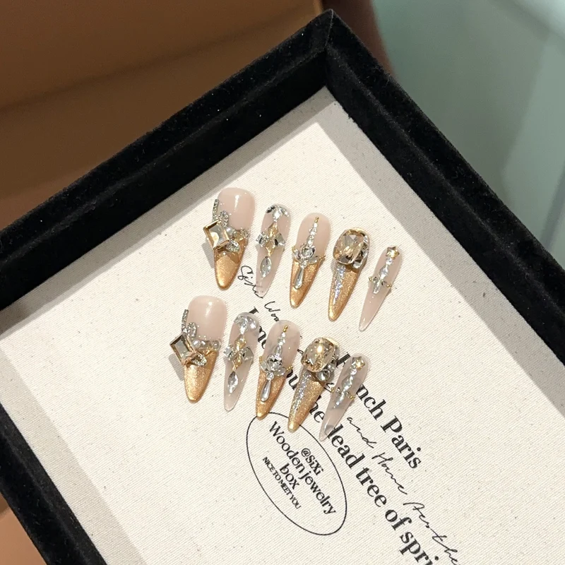 Glamouröses Steinbesetztes Press-On Nagelset