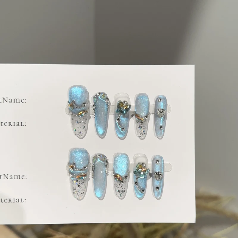Glamouröse Press-On Nagelset mit funkelnden Akzenten