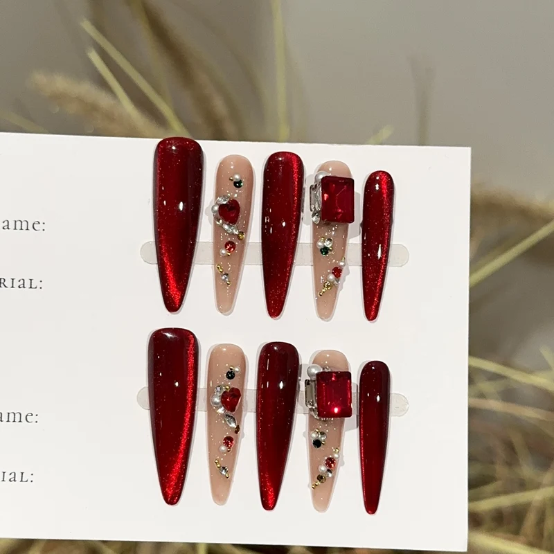 Glamouröses Press-On Nagelset mit dekorativen Akzenten