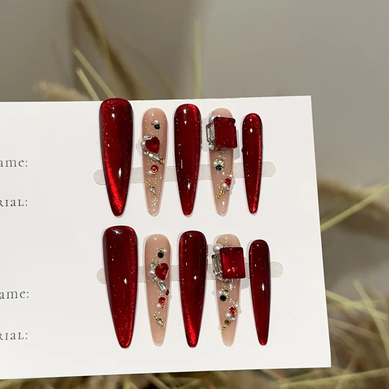 Glamouröses Press-On Nagelset mit dekorativen Akzenten