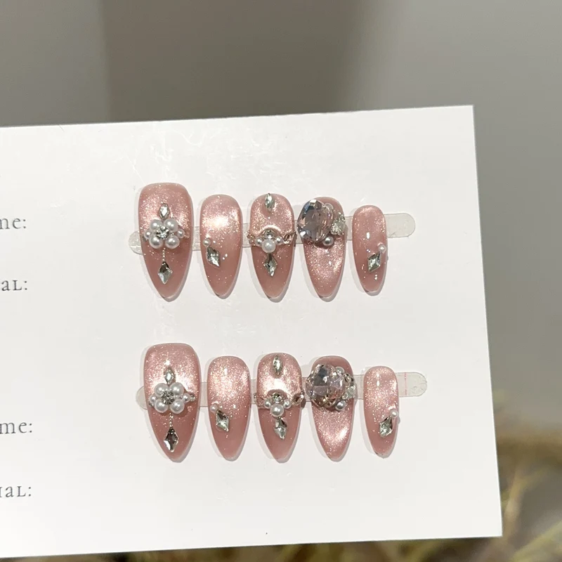 Glamouröses Press-On Nagelkunstset mit Perlen- und Steinelementen