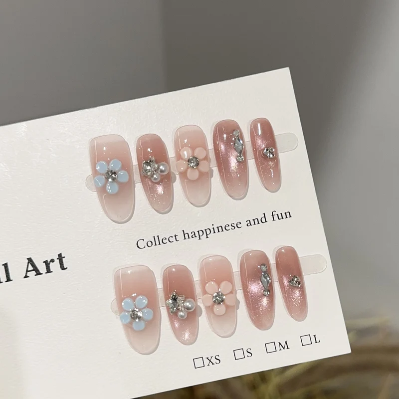 Blumenverzierte Press-On Nagelkunst