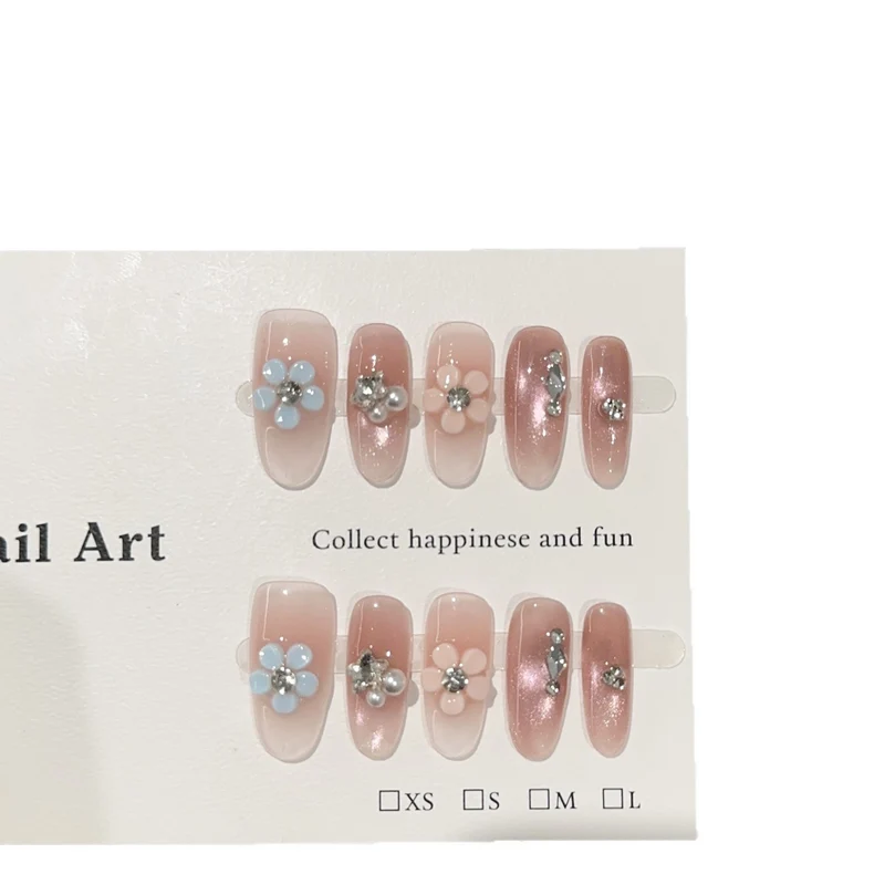Blumenverzierte Press-On Nagelkunst