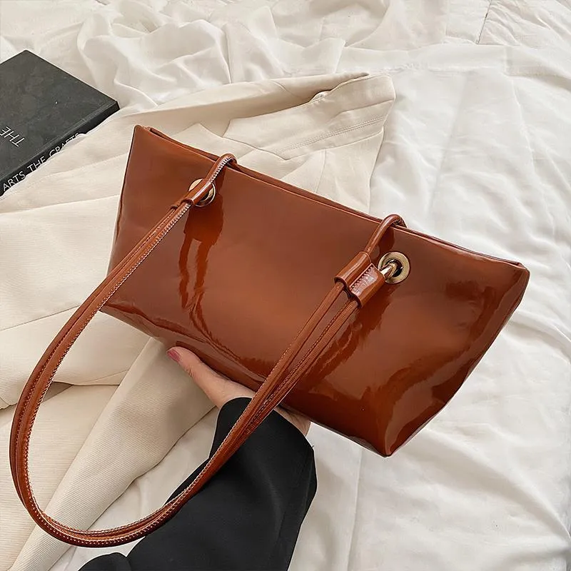 Glänzende Patentanleder-Handtasche