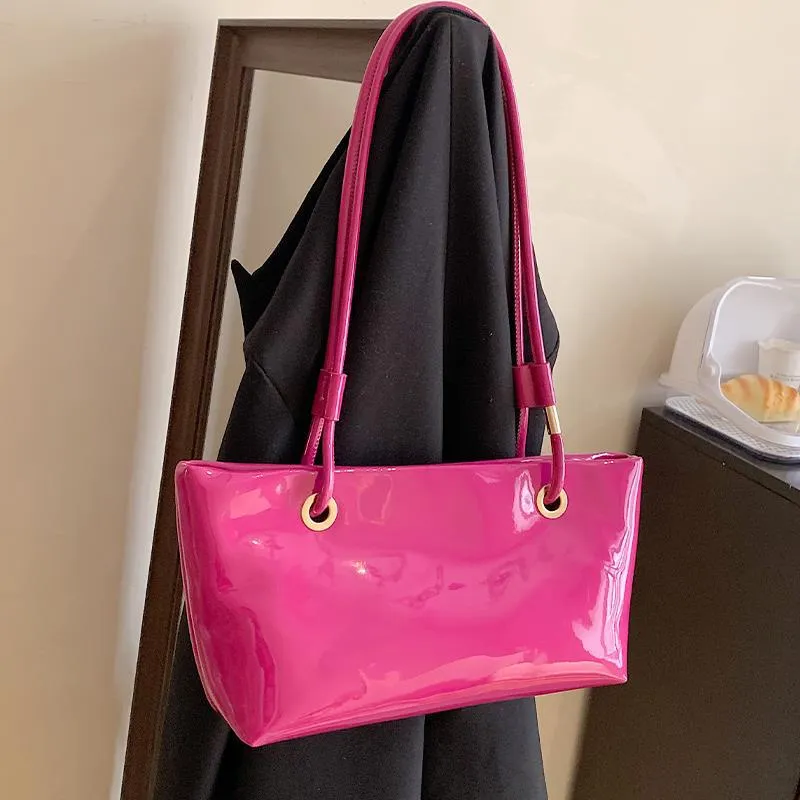 Glänzende Patentanleder-Handtasche
