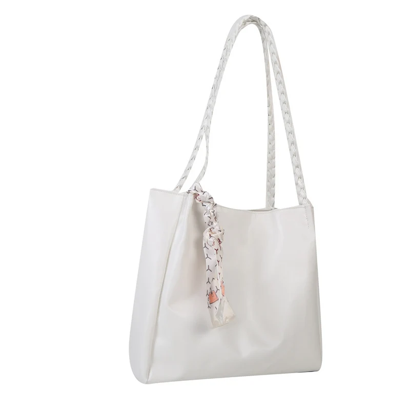 Glänzende Kunstleder Shopper Tasche mit geflochtenen Trägern