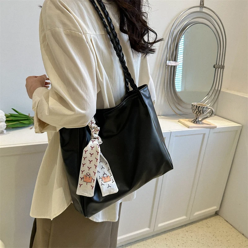 Glänzende Kunstleder Shopper Tasche mit geflochtenen Trägern