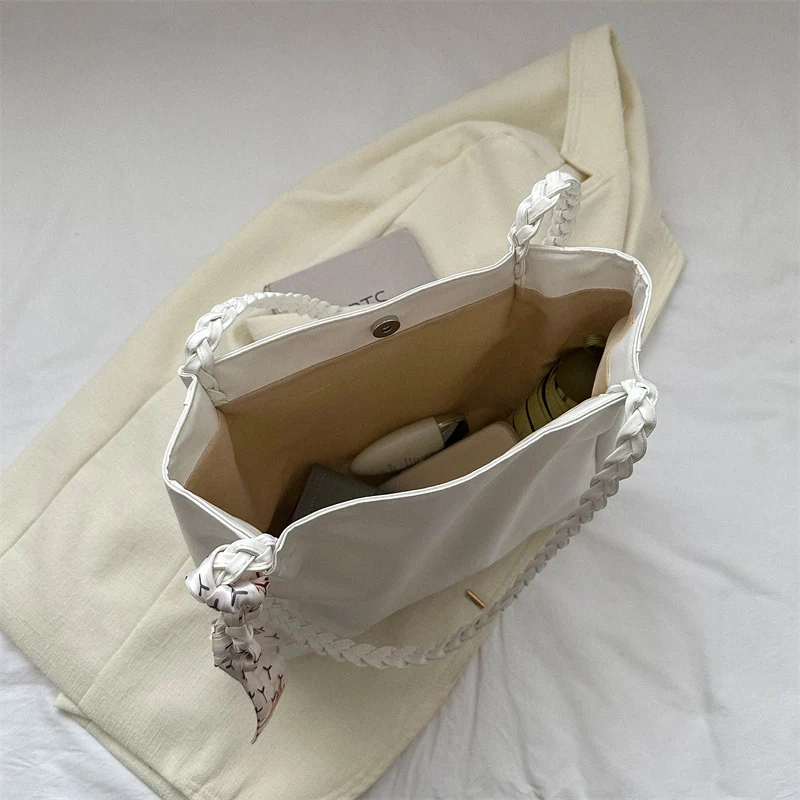 Glänzende Kunstleder Shopper Tasche mit geflochtenen Trägern