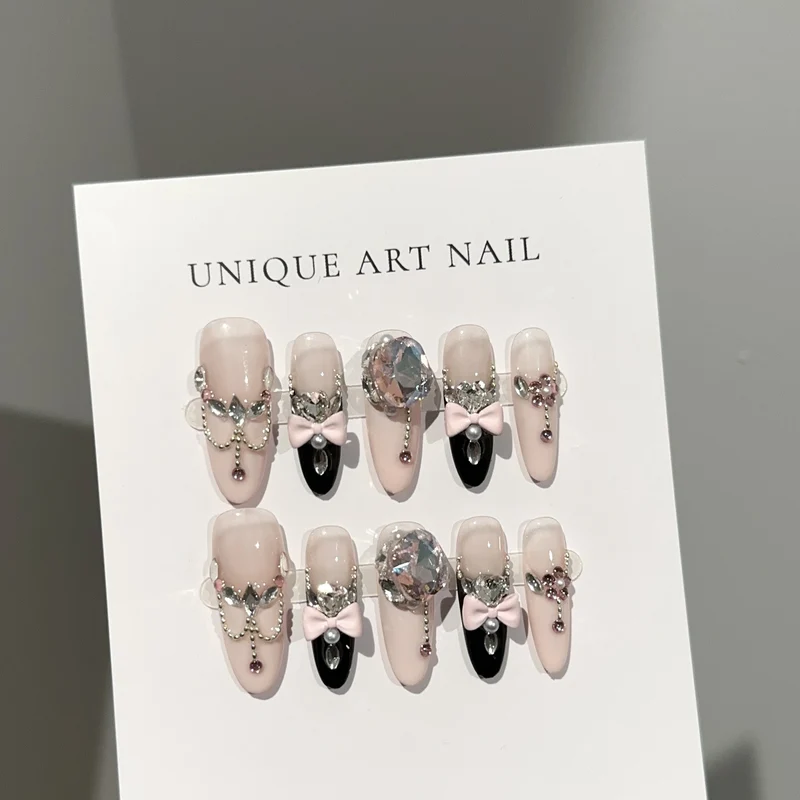 Luxuriöse dekorative Press-On-Nagelkollektion