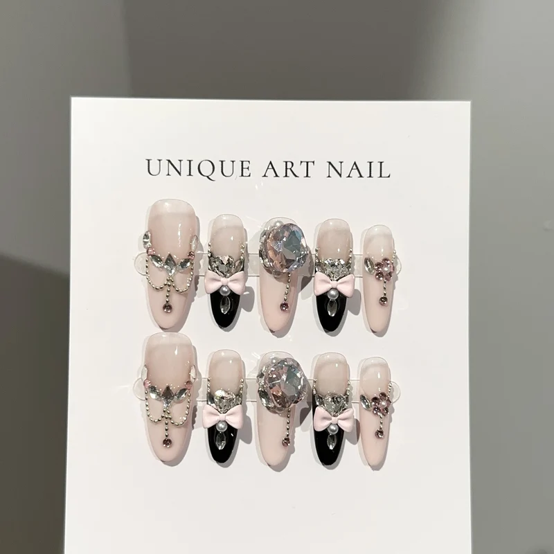 Luxuriöse dekorative Press-On-Nagelkollektion