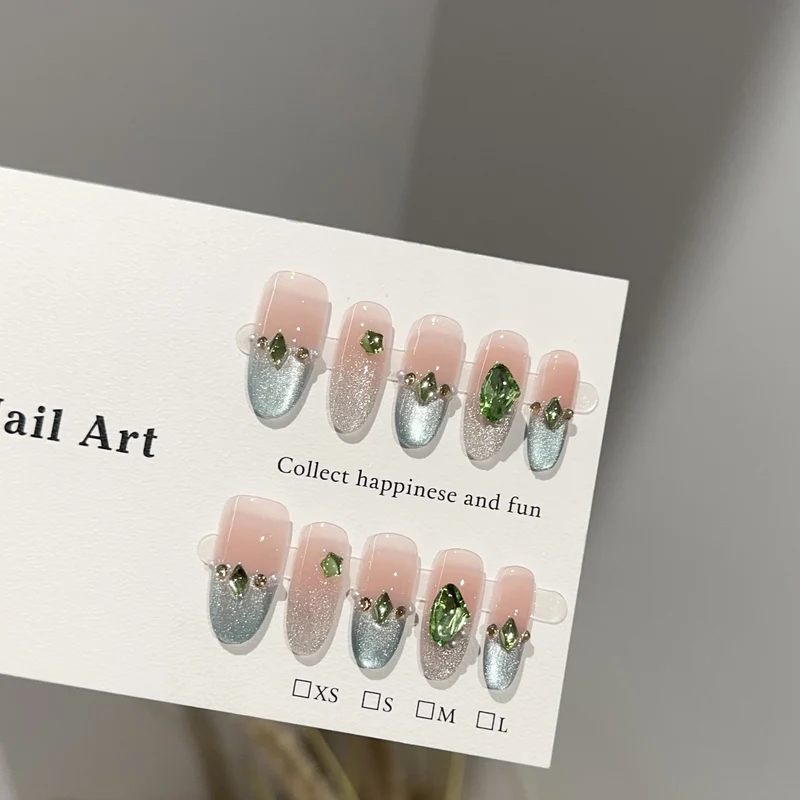 Luxuriöse mit Kristallen verzierte Press-On Nagelkunst