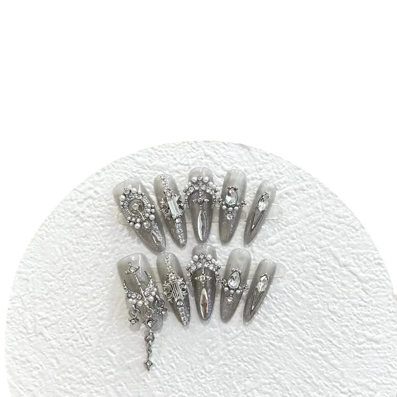 Luxuriöses mit Strass verziertes Press-On-Nagel-Set