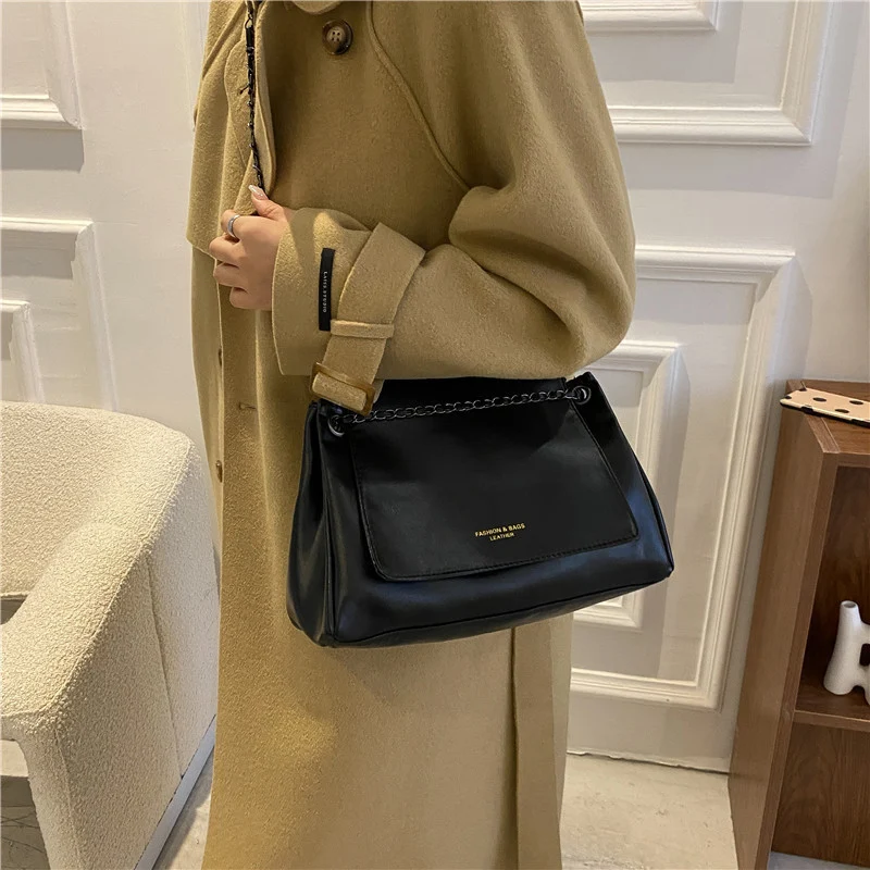 Elegante Schulterhandtasche mit Ketten-Detail