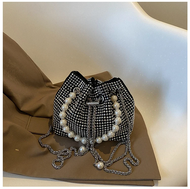 Elegante Perlen Zughandtasche