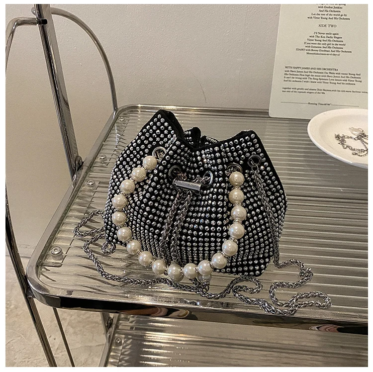 Elegante Perlen Zughandtasche