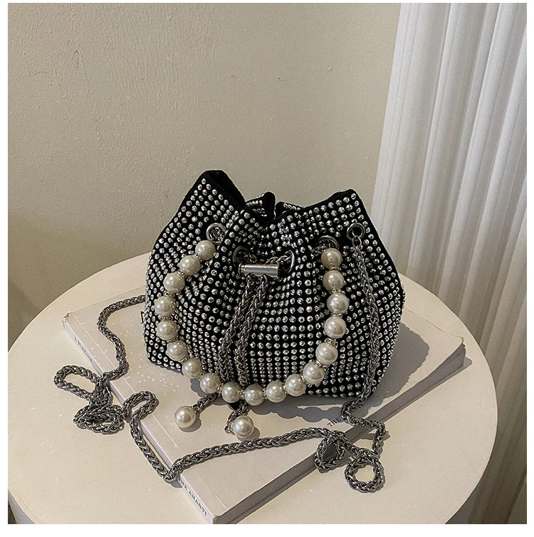 Elegante Perlen Zughandtasche