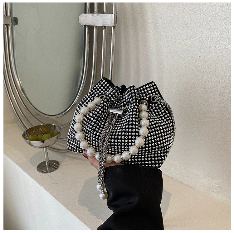 Elegante Perlen Zughandtasche