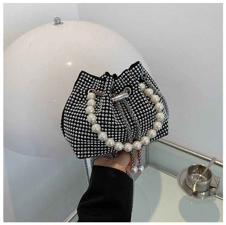 Elegante Perlen Zughandtasche