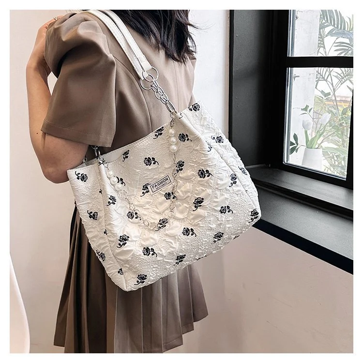 Blumengeschmückte Handtasche