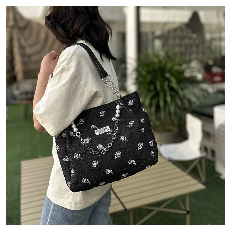 Blumengeschmückte Handtasche