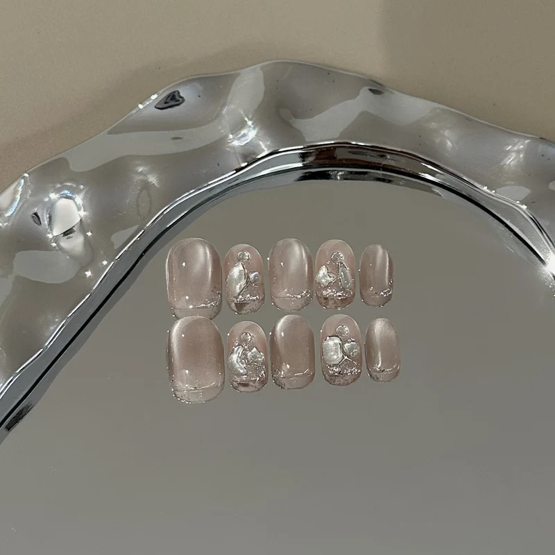 Elegantes Press-On Nail Art Set mit Perlenakzenten