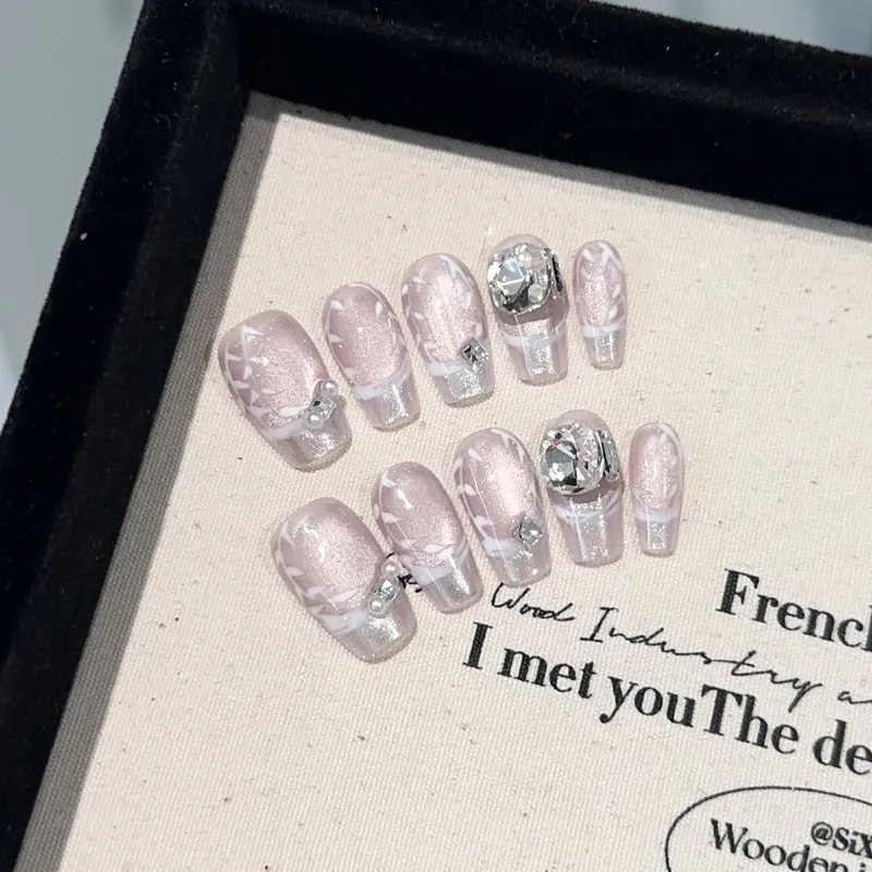 Elegantes Press-On-Nagelkunstset mit Edelsteinakzenten