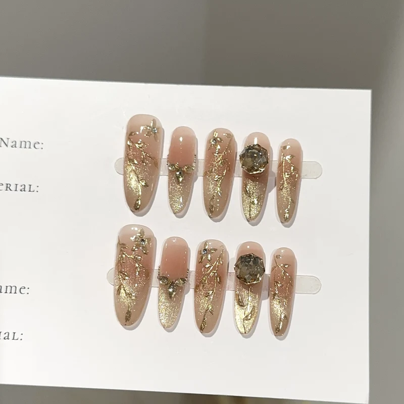 Elegantes Press-On-Nagelkunst-Set mit floralen Akzenten