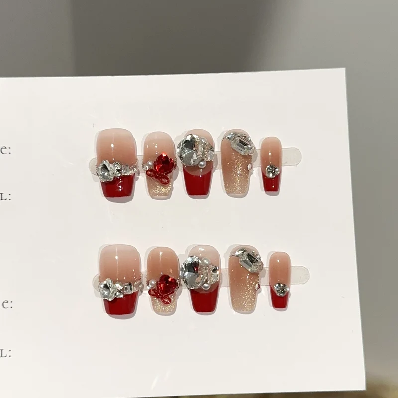 Dekoratives Press-On Nagelkunstset mit Edelsteinakzenten