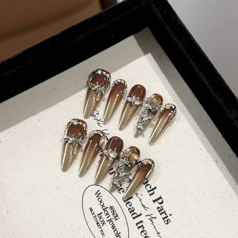 Dekoratives Press-On Nagelkunstset mit floralen Akzenten