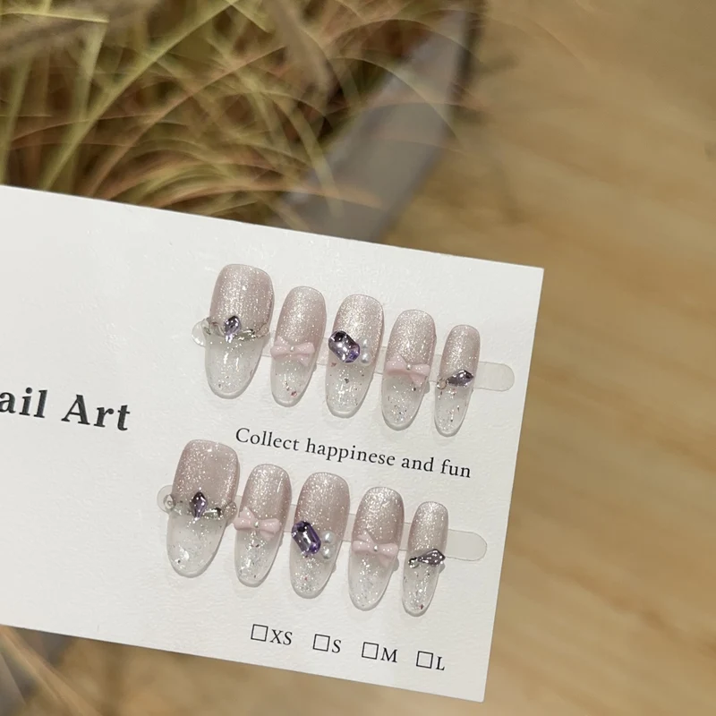 Dekoratives Press-On Nagelkunstset mit eleganten Akzenten