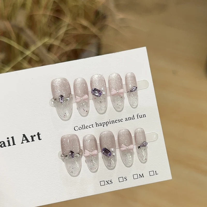 Dekoratives Press-On Nagelkunstset mit eleganten Akzenten