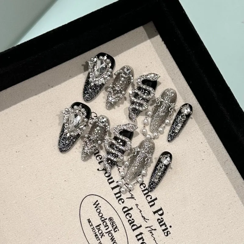 Dekoratives Press-On Nagelkunst-Set mit Kristallverzierungen