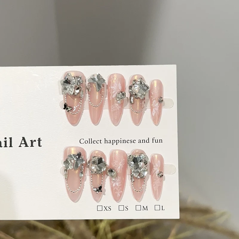 Dekoratives Press-On Nagelkunstset mit Kristallakzenten