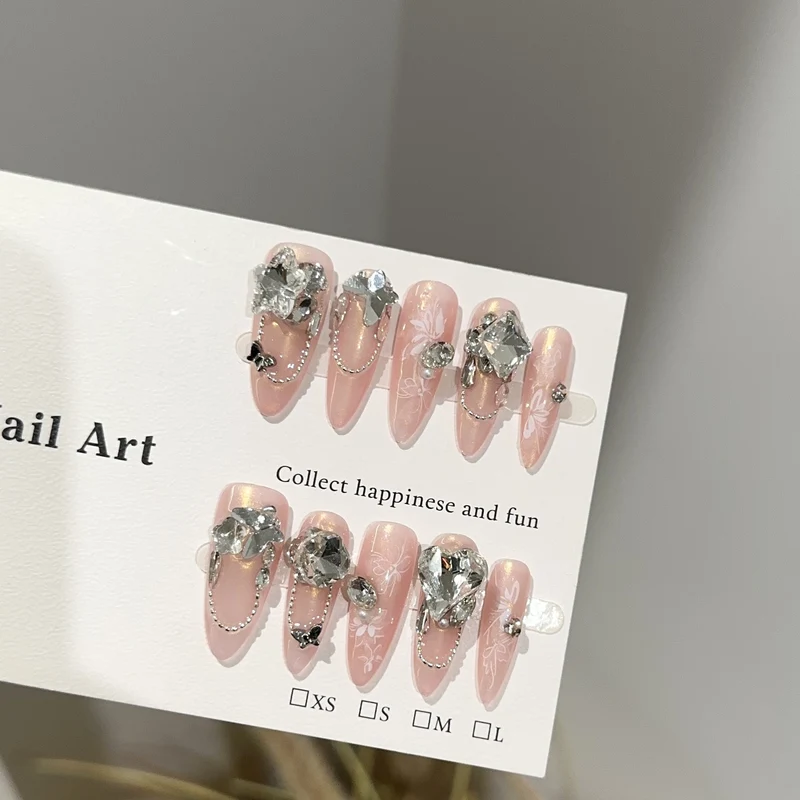 Dekoratives Press-On Nagelkunstset mit Kristallakzenten