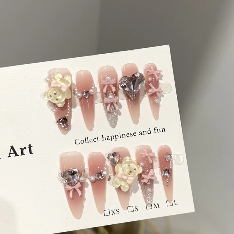 Dekoratives Press-On Nagelkunst-Set mit Charms