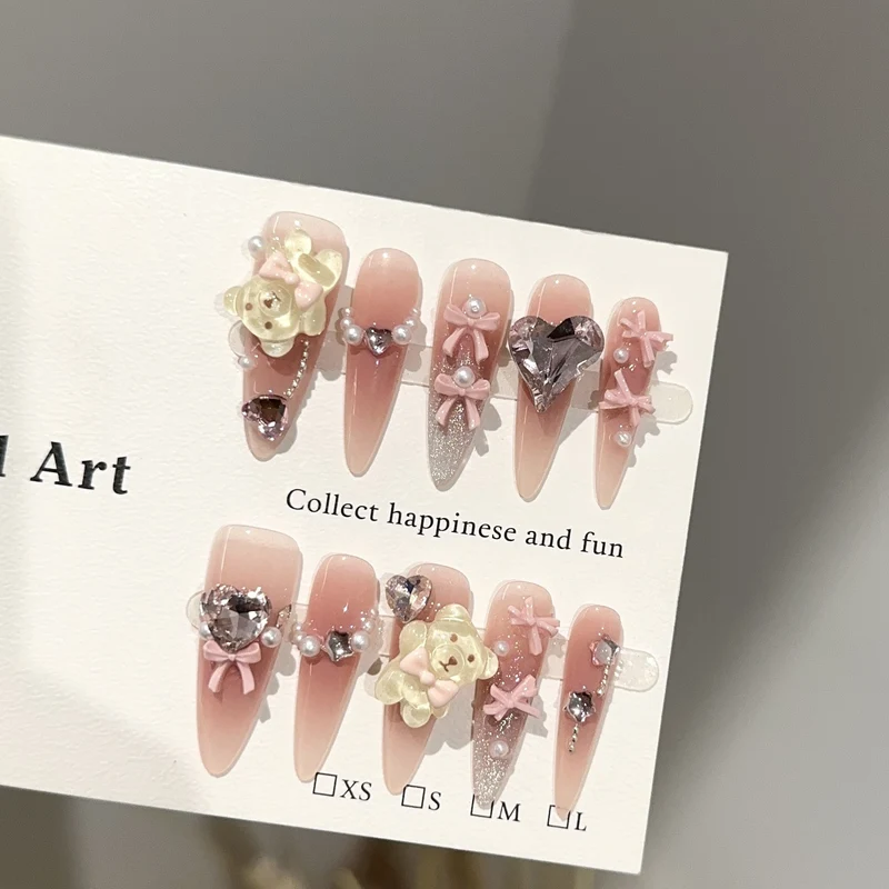 Dekoratives Press-On Nagelkunst-Set mit Charms