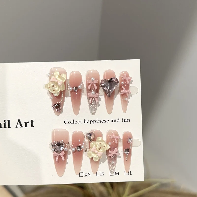 Dekoratives Press-On Nagelkunst-Set mit Charms