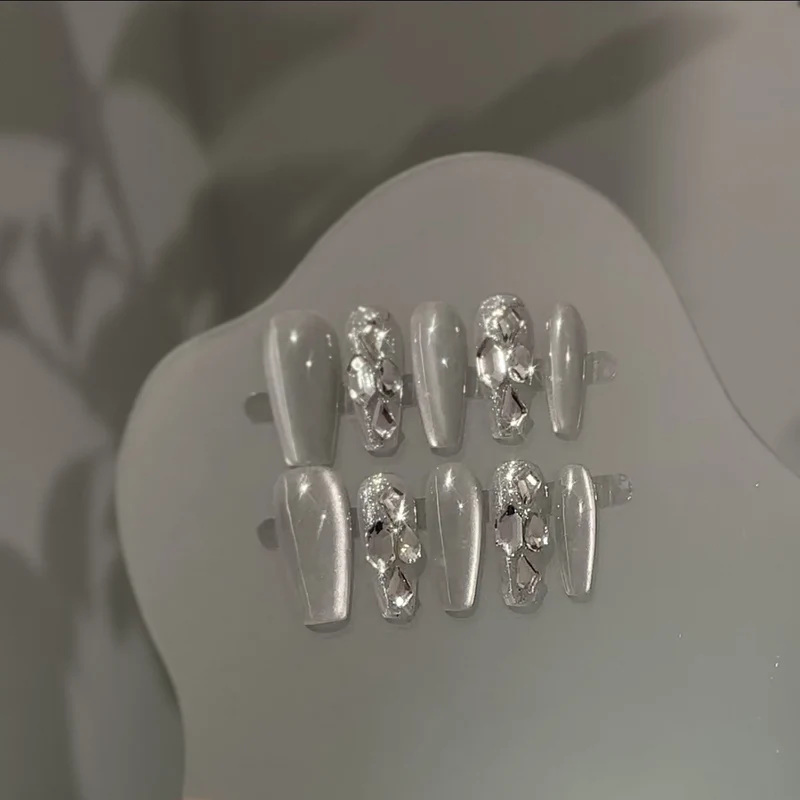 Dekoratives Press-On Nageldesign-Set mit glitzernden Akzenten