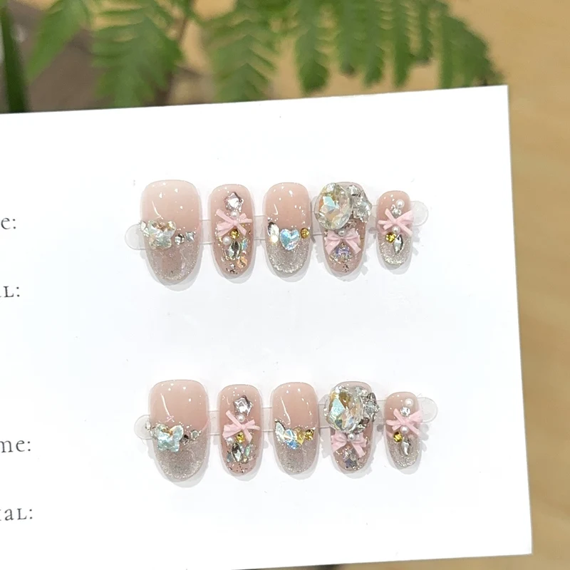 Dekoratives Press-On Nagelkunstset mit Strass-Akzenten