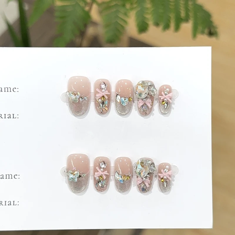 Dekoratives Press-On Nagelkunstset mit Strass-Akzenten