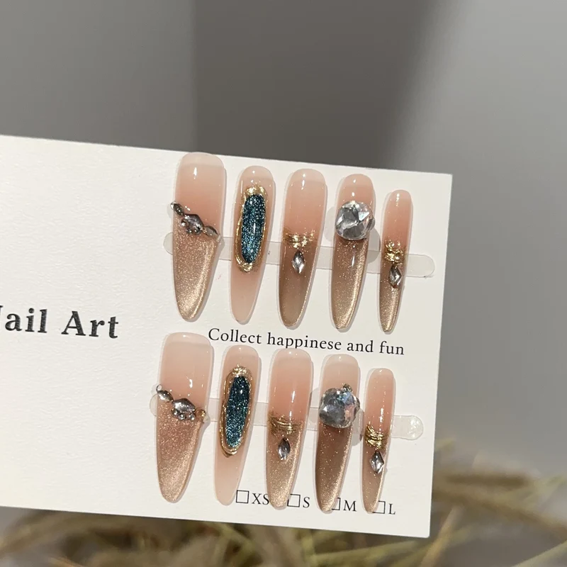 Dekoratives Press-On Nagelkunstset mit Edelsteinverzierungen