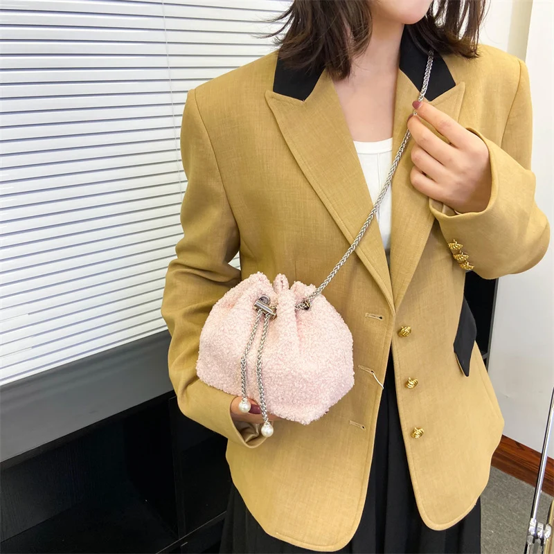 Texturierte Kordelzug-Handtasche