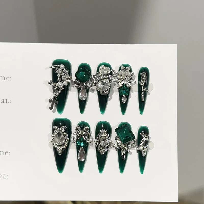 Elegante mit Edelsteinen verzierte Press-On Nägel