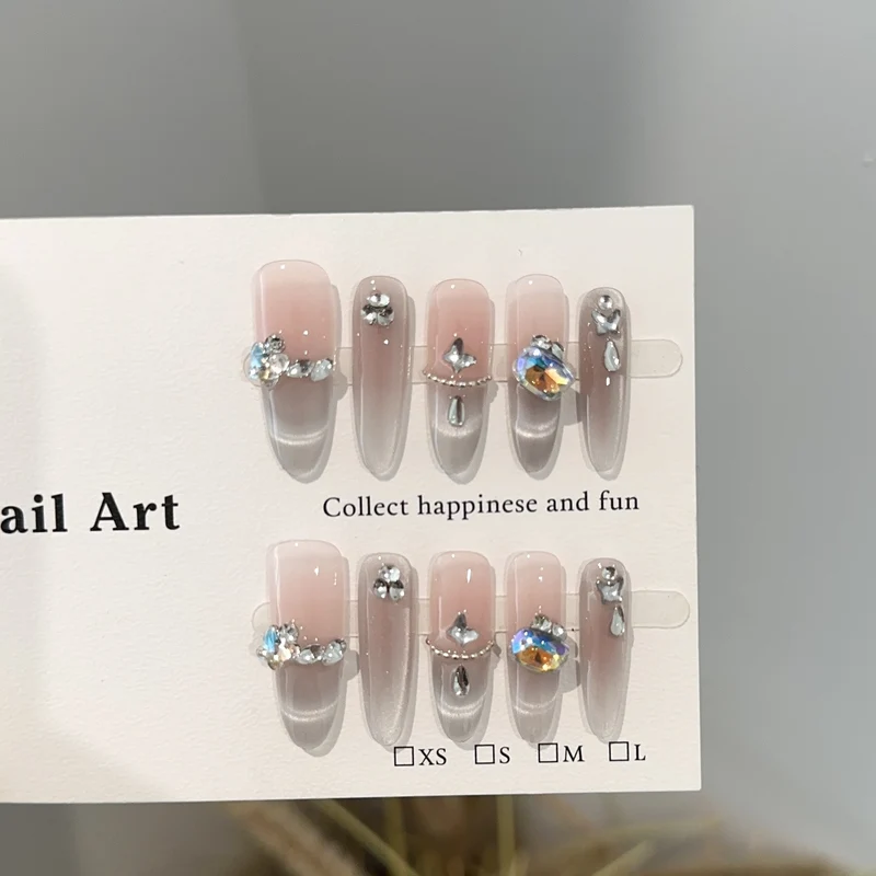 Elegantes mit Edelsteinen verziertes Press-On Nagelkunst-Set