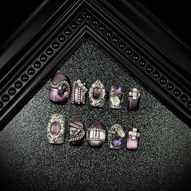 Elegantes, mit Edelsteinen verziertes Press-On-Nagelset