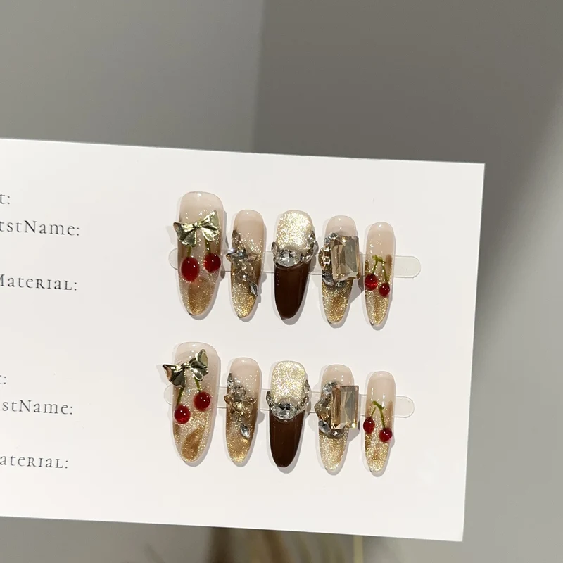 Dekorativer Glam Press-On Nagelset
