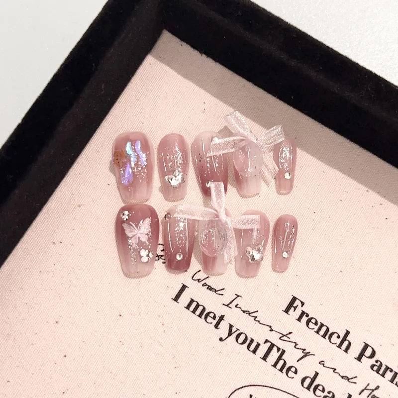 Elegantes dekoratives Press-On-Nagelset mit Schmetterlingsakzenten
