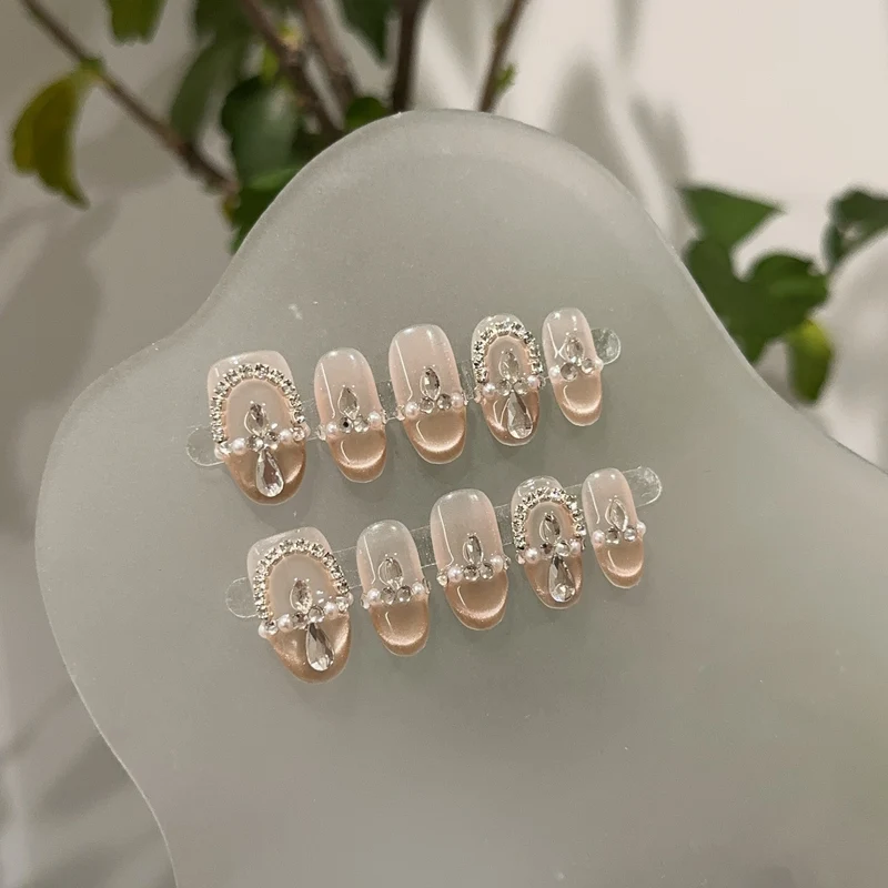 Elegantes dekoratives Press-On-Nagelset mit Kristallakzenten