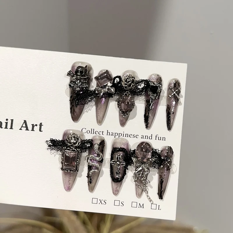 Dekorativer im gotischen Stil gestalteter Press-On-Nagelset